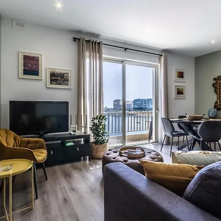 Bright Cozy Seafront In St Julians Paceville * San Ġiljan